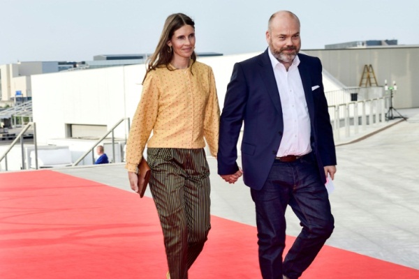 الملياردير الدنماركي أندرز بوفلسن وزوجته في 27 مايو 2018 في كوبنهاغن 