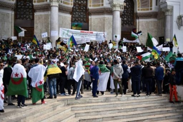 متظاهرون جزائريون مناهضون لبوتفليقة