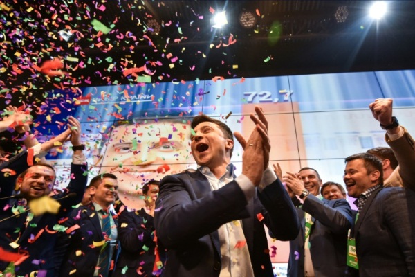 فولوديمير زيلينسكي في مقر حملته الانتخابية في 21 أبريل 2019