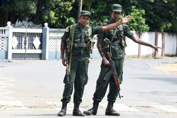 جنديان سريلانكيان في أحد شوارع مدينة باتيكالوا في شرق سريلانكا في 21 أبريل 2019