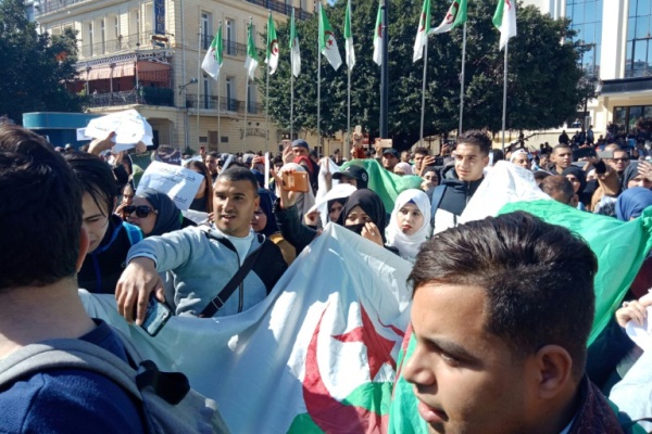 متظاهرون جزائريون