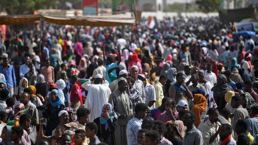 مظاهرات السودان: مئات الآلاف في شوارع الخرطوم من أجل تسليم السلطة إلى حكومة مدنية