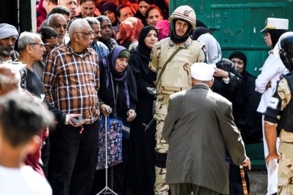 مصريون أمام أحد مراكز الاقتراع