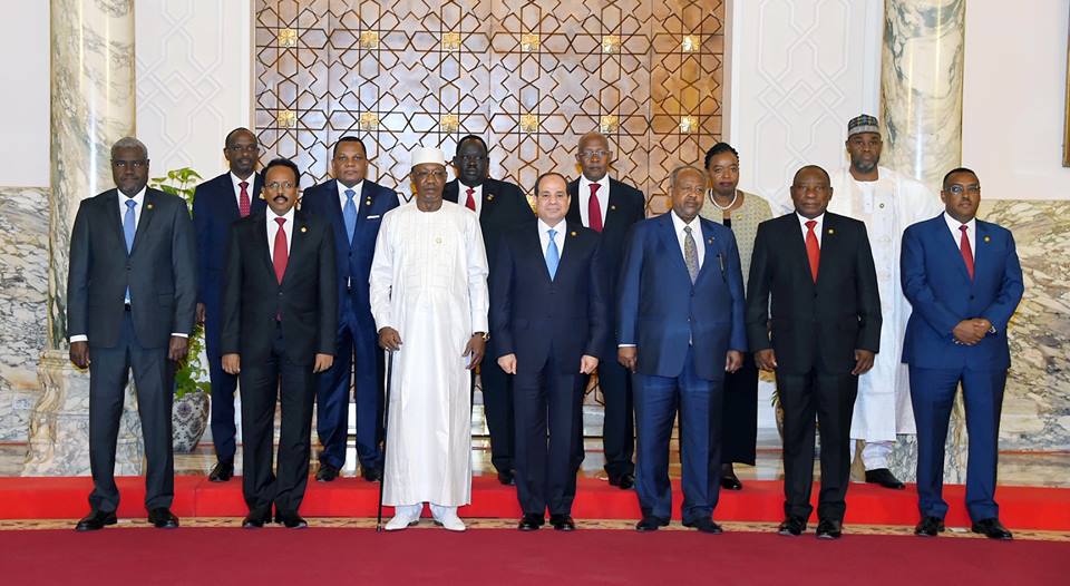 الرئيس المصري متوسطا قادة الدول الأفريقية المشاركين بالقمة التشاورية التي عقدت بالقاهرة بشأن السودان وليبيا