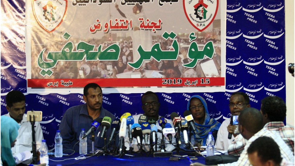 مظاهرات السودان: قوى الحرية والتغيير تعلن وقف التفاوض مع المجلس العسكري والاستمرار في الاعتصام