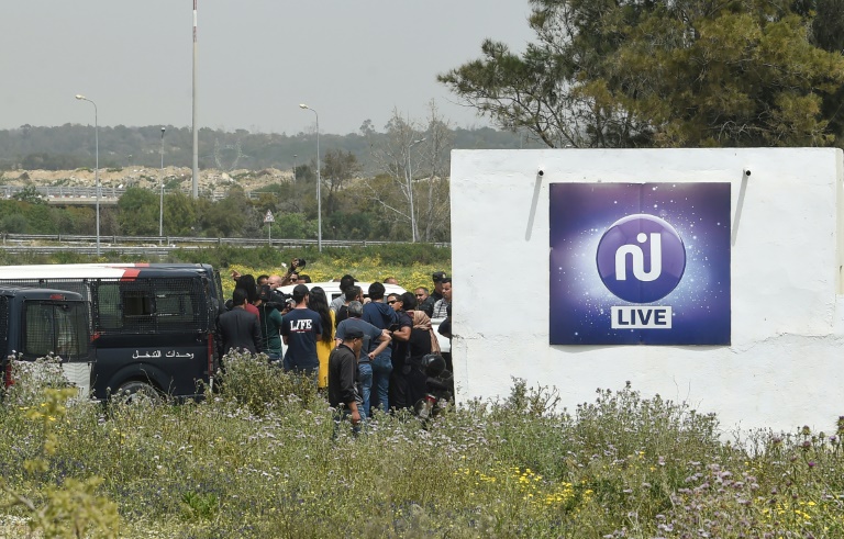 هيئة إعلام تونسية تحجز معدات بث قناة خاصة باللجوء إلى قوات الأمن