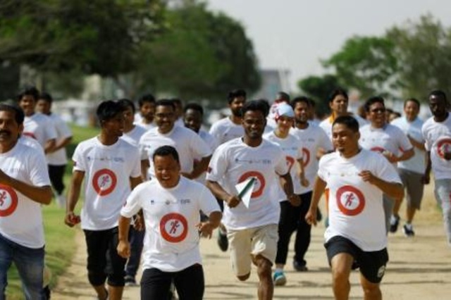 عمال اجانب يشاركون في مسابقة للركض في الدوحة في 26 ابريل 2019