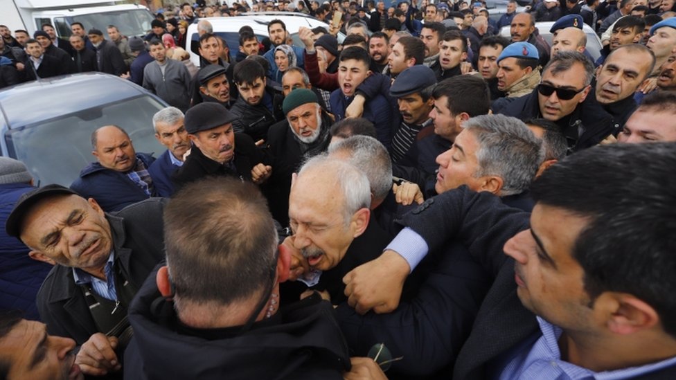 الاعتداء على زعيم المعارضة التركية خلال جنازة عسكرية في أنقرة