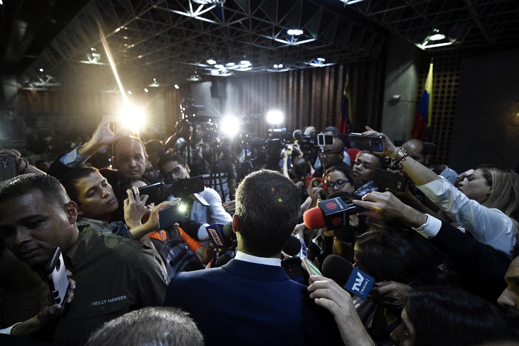 صحافيون يتدافعون للظفر بتصريحات وصور للمعارض الفنزويلي خوان غوايدو - أ ف ب