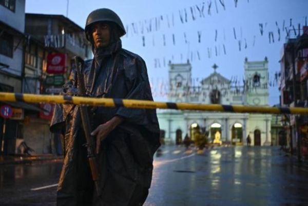 جندي سريلانكي أمام كنيسة تعرضت لهجوم في عيد الفصح