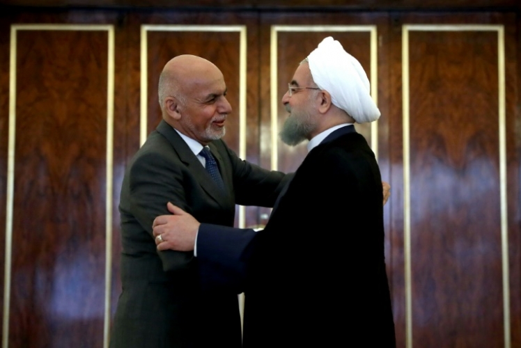 الرئيس الإيراني حسن روحاني يعانق نظيره الأفغاني أشرف غني خلال زيارته إلى طهران - أرشيفية