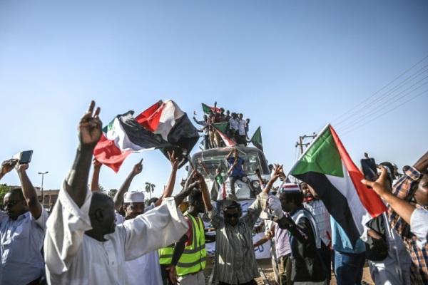 متظاهرون من عطبرة في وسط السودان ينضمون الى المعتصمين في الخرطوم