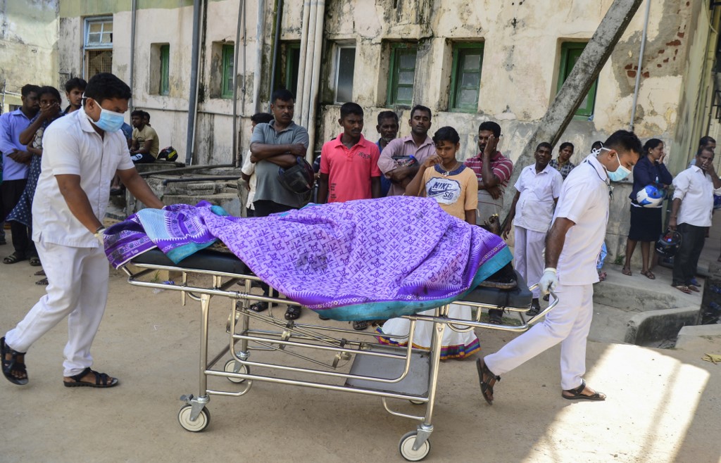 مسعفون ينقلون أحد ضحايا الاعتداءات الدامية في سريلانكا