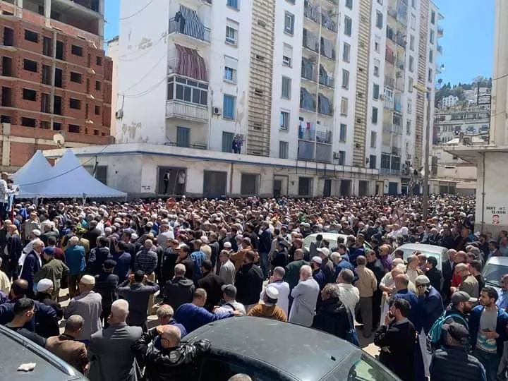 جزائريون أمام منزل عباسي مدني ينتظرون وصول جثمانه