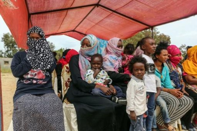 مهاجرون يترقبون وصول أمين عام الأمم المتحدة أنطونيو غوتيريش إلى مركز عين زارة في العاصمة الليبية طرابلس في 4 نيسان/ابريل 2019