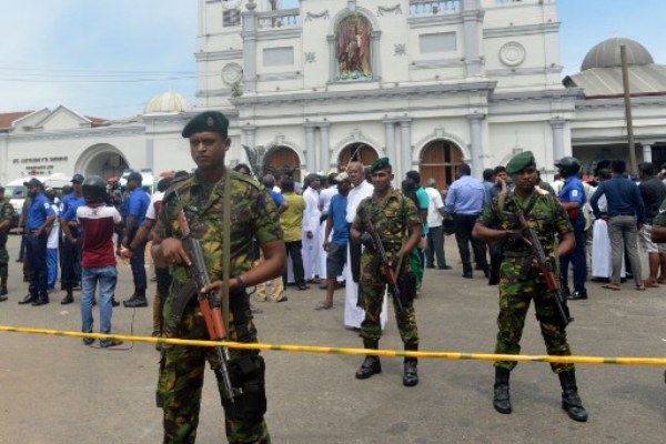 عناصر من الشرطة بعد الانفجارات التي هزت سريلانكا