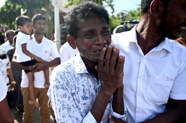 رجل ينتحب وهو يسير خلف نعش أحد ضحايا اعتداءات أحد الفصح في سريلانكا