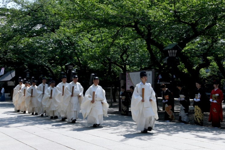 شينزو آبي يقدم هبة إلى معبد ياسوكوني المثير للجدل في اليابان