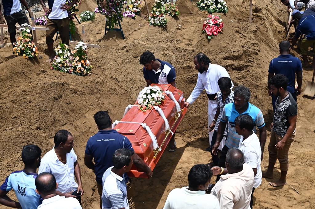 ذوو القتلى يدفنون موتاهم في سريلانكا 