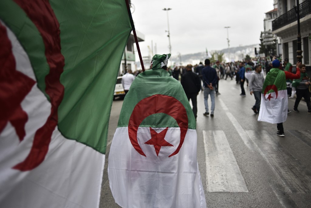 آلاف الطلاب الجزائريين يتظاهرون مجددا مطالبين برحيل 