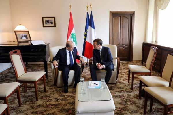 رئيس الجمهورية الفرنسية إيمانويل ماكرون ونظيره اللبناني ميشال عون