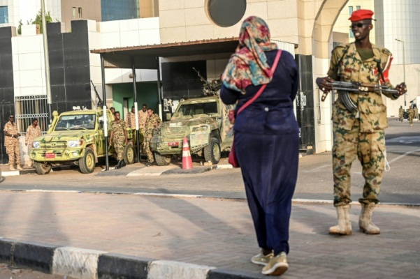 جنود سودانيون يحرسون مقر القيادة العامة للقوات المسلحة في الخرطوم