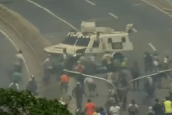 عربة عسكرية تصدم متظاهرين خلال مواجهات في كراكاس
