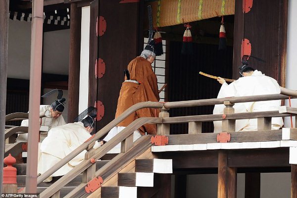 الامبراطور أكهيتو يغادر بعد مراسم تنازله 