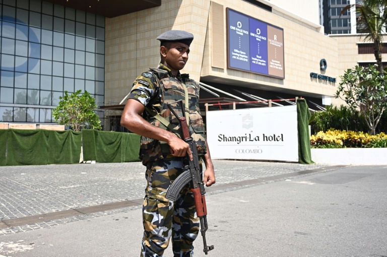 جندي يحرس فندق شانغري لا في كولومبو في 22 نيسان/ابريل 2019