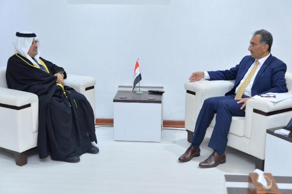 وكيل الخارجية العراقية نزار الخير الله مع السفير البحرينيِّ في بغداد صلاح المالكي