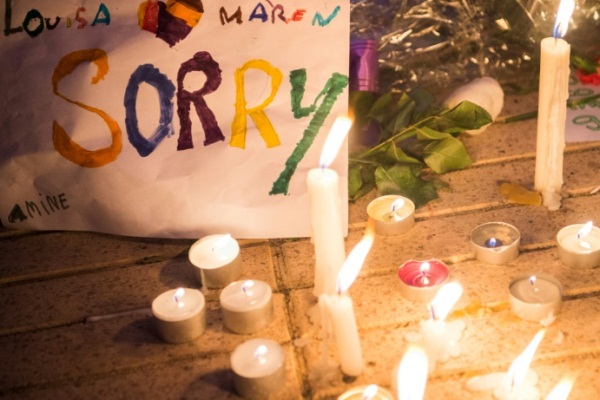 شموع تكريمية للسائحتين الاسكندنافيتين أمام السفارة الدنماركية في الرباط 