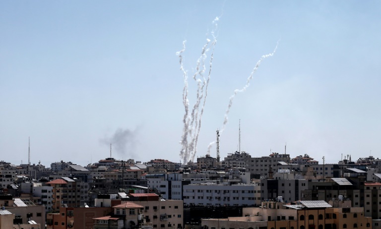 غارات إسرائيلية ردًا على إطلاق عشرات الصواريخ من غزة