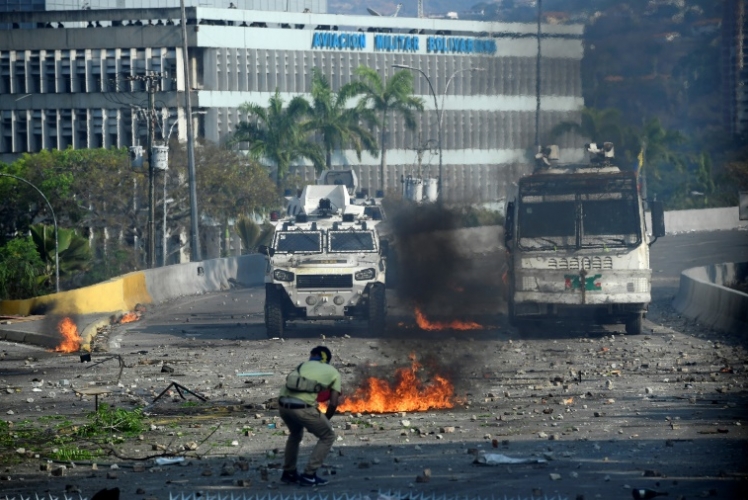 مواجهات بين متظاهرين معادين للحكومة وقوات الأمن في كراكاس في 01 مايو 2019