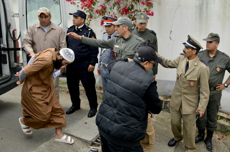 صورة التقطت بتاريخ 2 أيار/مايو 2019 تظهر المشتبه بهم في قضية قتل سائحتين اسكندتافيتين لدى وصولهم إلى محكمة في سلا قرب الرباط