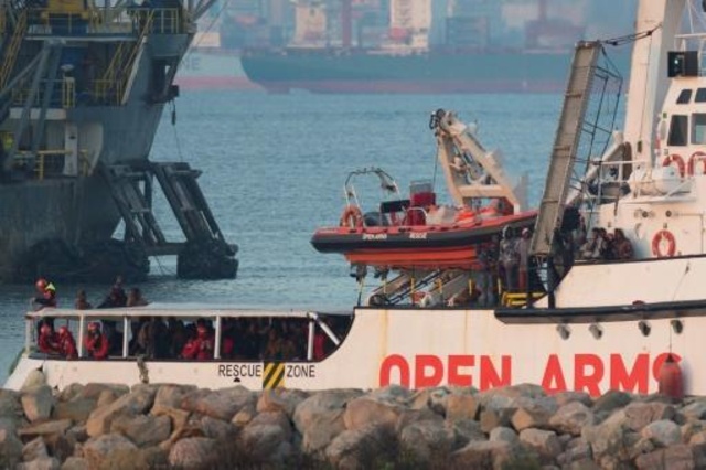 وصول سفينة الانقاذ أوبن آرمز إلى ميناء الخثيراس قرب سان روكي وعلى متنها 311 مهاجر، الجمعة 28 كانون الأول/ديسمبر 2018