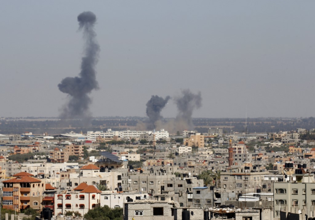 الدخان يتصاعد من غزة بعد قصف اسرائيلي