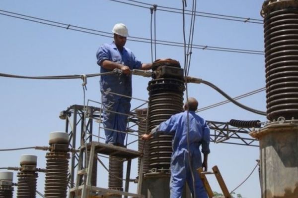 عمال كهرباء عراقيون يعيدون الطاقة المقطوعة
