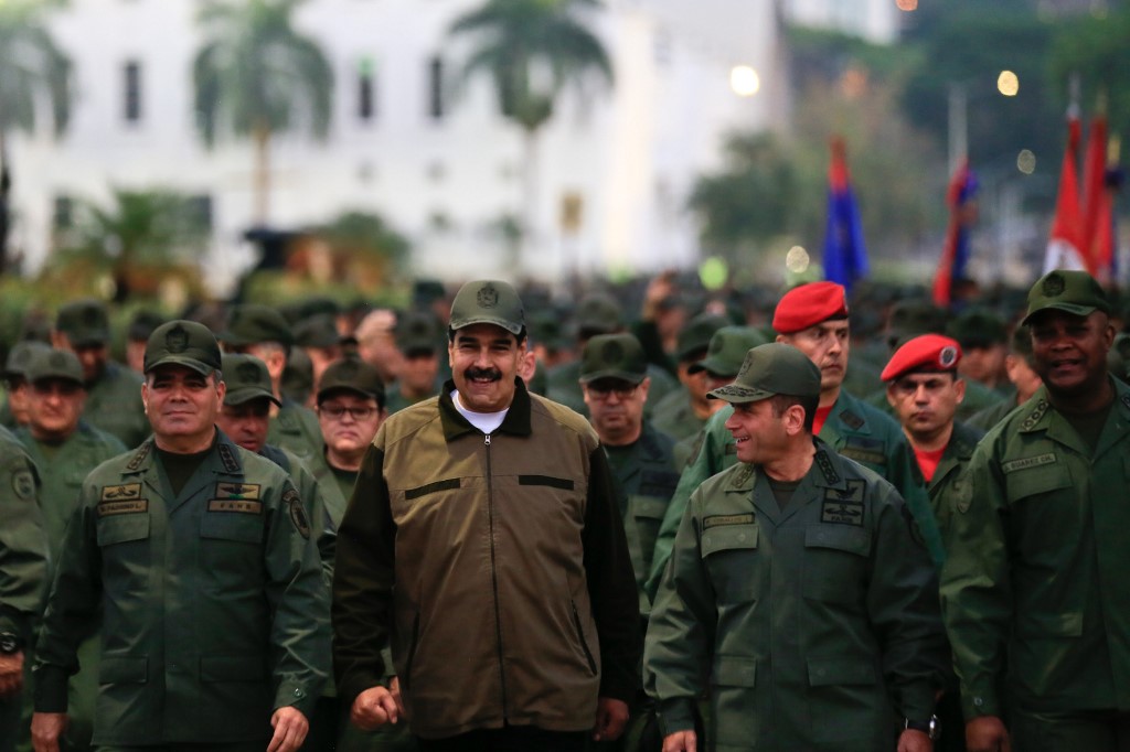 الرئيس مادورو محاطا بضبّاطه