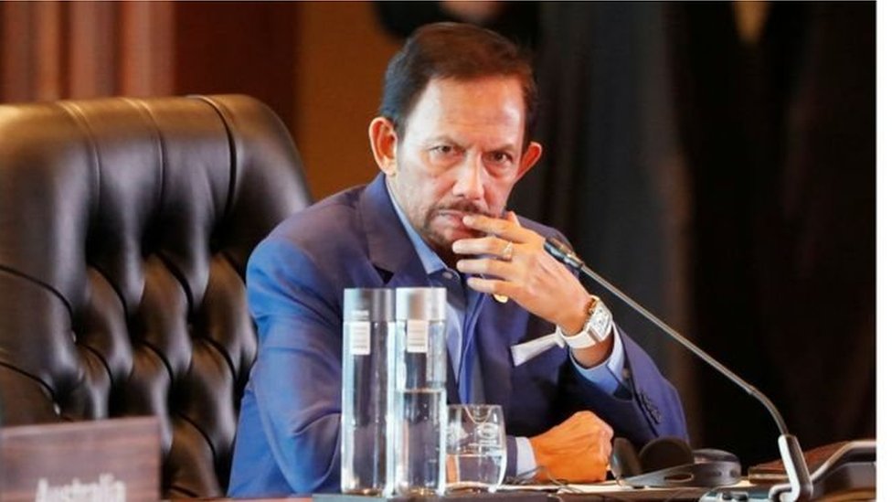 بروناي تعلق عقوبة الرجم حتى الموت بحق المثليين