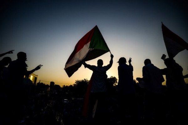 متظاهرون سودانيون يهددون باجراءات تصعيدية