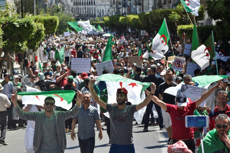 جزائريون يتظاهرون ضد النظام في العاصمة الجزائر في 10 ايار/مايو 2019.