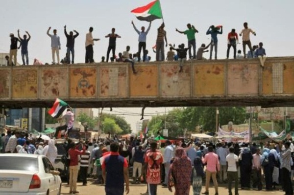 متظاهرون سودانيون أمام مقر الجيش في الخرطوم في 5 مايو 2019