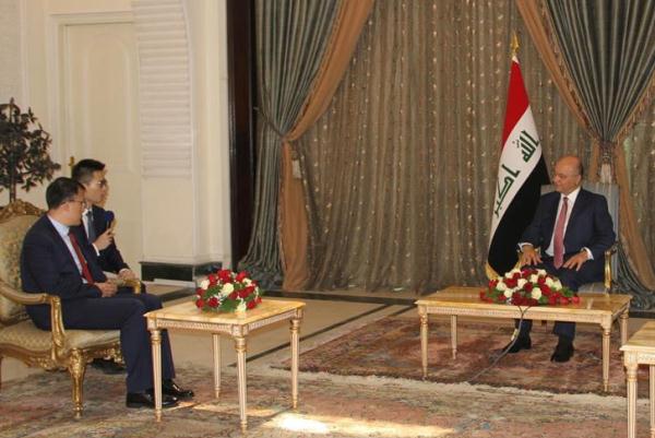 الرئيس العراقي برهم صالح لدى تسلمه أوراق اعتماد السفير الصيني تاو الشهر الماضي