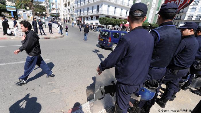 محام جزائري انتقد القضاء يقول إنّ 14 تهمة وجّهت إليه