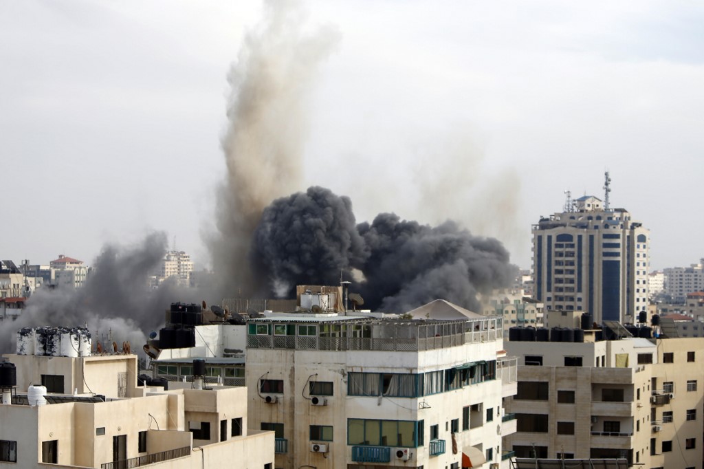 الدخان يتصاعد من غزة بعد قصف اسرائيلي