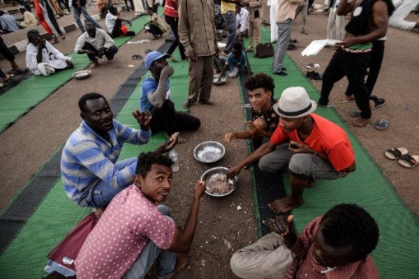 معتصمون سودانيون خلال إفطار أول يوم من شهر رمضان