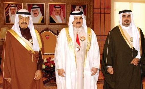 عاهل البحرين يتوسط عمه رئيس الحكومة وولي عهده