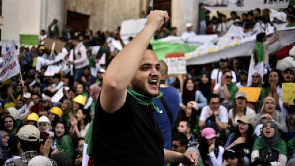 طلبة جزائريون يتظاهرون في 7 مايو 2019 بالعاصمة الجزائرية للنطالبة برحيل مجمل 