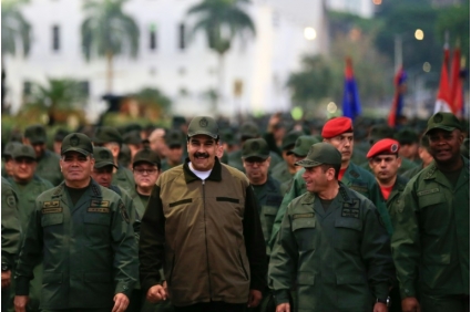 الرئيس الفنزويلي نيكولاس مادورو محاطاً بقيادات عليا في الجيش الفنزويلي خلال احتفال في كراكاس في 2 مايو 2019 