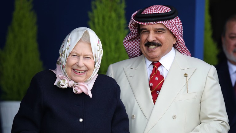الملكة اليزابيث وعاهل البحرين يتابعان السباق 